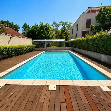 Piscine Et Parking *